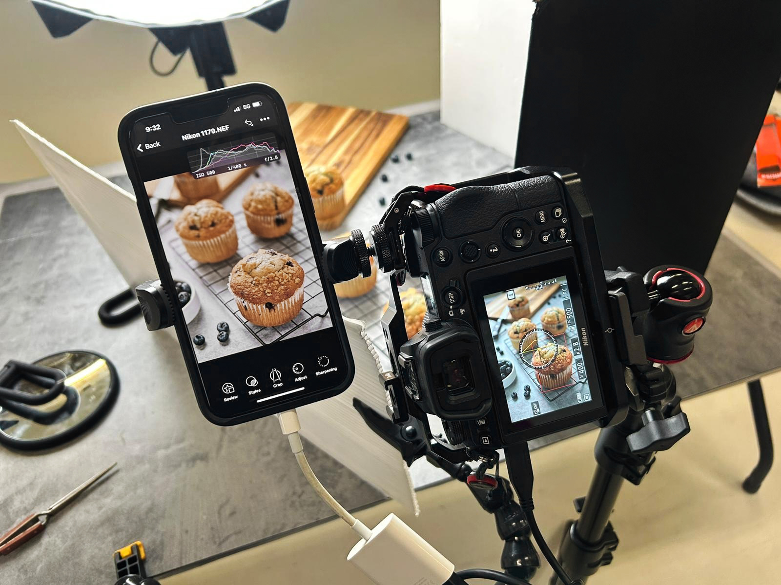 Setup móvil de tethering con una cámara Nikon conectada directamente a un iPhone usando Capture One Mobile